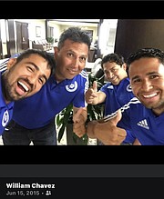 EQUIPO. Boris Flores (al centro) con los entrenadores del club de niños que fundó. De izq. a der. Manuel Chávez, Felipe Rodríguez, William Chávez. | FOTO: Cortesía William Chávez |