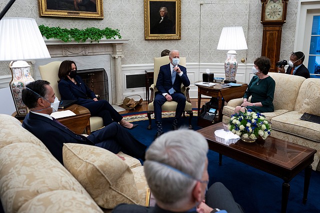 ENCUENTRO. Biden escuchó por dos horas la propuesta de alivio económico de un grupo de 10 republicanos. | Foto: Efe.