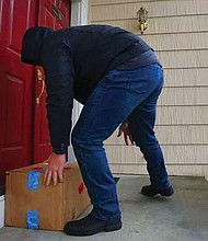 CUIDADO.  La compra de regalos de Navidad por internet, y la entrega de paquetes en casa, atrae un peligro: los ladrones que observan cualquier movimiento para llevarse las cajas que deja el correo post