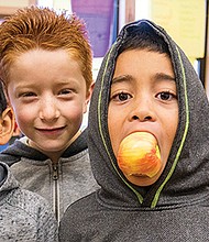 ARMONÍA. Los almuerzos abundantes no son recomendables. La comida de mediodía debe ser balanceada: carbohidratos, fibras y ensaladas. Beber agua pura también es necesario.