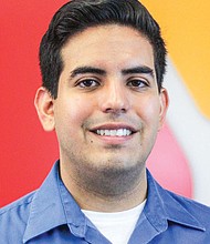 Octavio Sánchez, director regional de deportes acuáticos del YMCA de Austin.