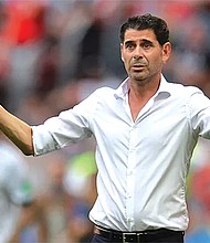 FUERTE. El ídolo español del Real Madrid, Fernando Hierro, trabajará como director deportivo en el Guadalajara de la Liga MX.