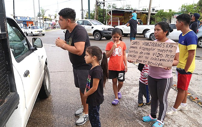 Venezolanos  varados deambulan en el sur mexicano