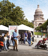 MILES de personas recorrieron las diferentes tiendas del Texas Book Festival donde se presentaron decenas de autores y diferentes editoriales ofrecieron sus novedades.