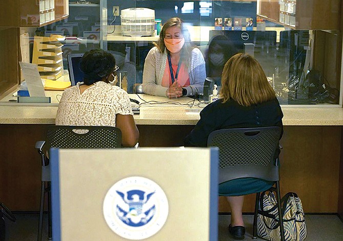 Piden ley para agilizar trámites de USCIS