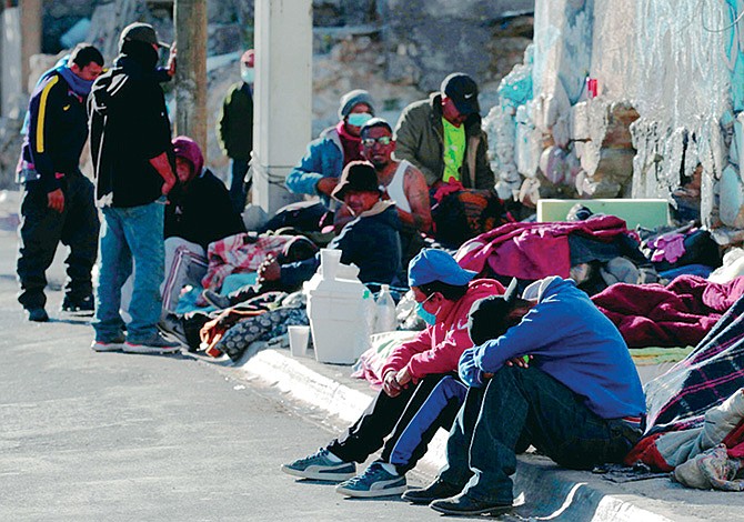 En vilo migrantes varados en México