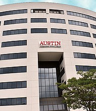 El Austin ISD atiende a más de 74,000 estudiantes y cuenta con más de 11,000 empleados, cerca de 5,000 maestros. Un 13.3% (10,032) de sus estudiantes están registrados para recibir servicios de educación especial.