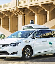 Vehículo autónomo de la compañía Waymo que circula las veinticuatro horas por las calles de San Francisco.