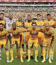 El plantel de Tigres, campeón del Torneo Clausura 2023, se prepara con trabajos intensos en Playa del Carmen, de cara a su debut en un nuevo torneo corto, que afrontará con nueva indumentaria.