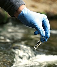 Las áreas urbanas y las áreas cercanas a posibles fuentes de PFAS, como la industria o los sitios de descarga de residuos tóxicos, tienen más probabilidades de tener niveles más altos de PFAS.