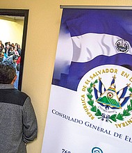 Salvadoreños urgen reinscribirse al TPS