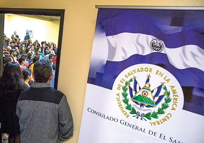 Salvadoreños urgen reinscribirse al TPS