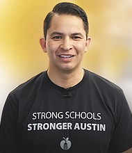 Matías Segura en un mensaje en video dirigido a la comunidad del Distrito Escolar de Austin.