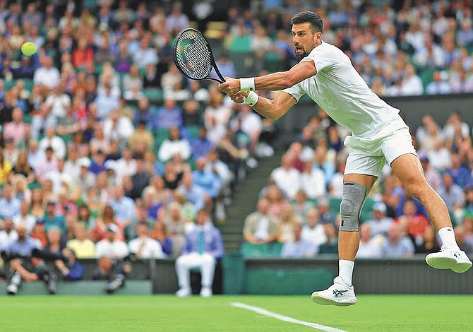 Djokovic avanza sin problemas en Wimbledon