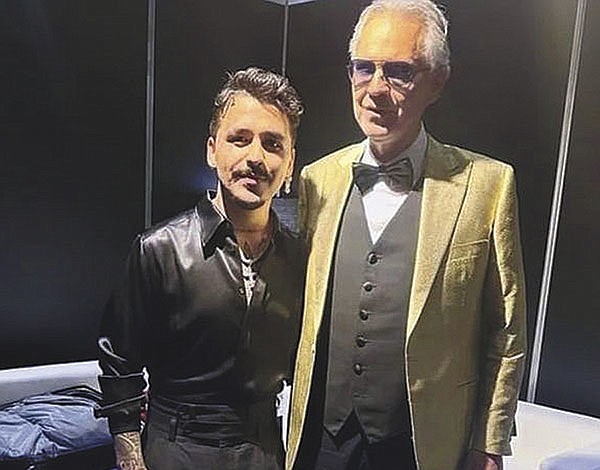 Christian Nodal en homenaje a Bocelli