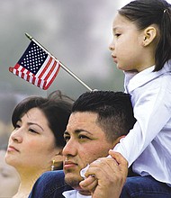 De acuerdo con una nueva encuesta de Gallup favorecen vías legales para inmigración y ciudadanía