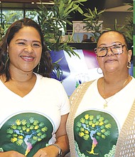 FUNDADORAS de “Regando Nuestras Raíces”, Angie Guerrero y Tere Carrillo.