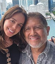 Juan Osorio junto a su novia Eva Daniela