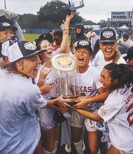 La mediocampista estadounidense Lexi Missimo encontró a Carly Montgomery en un tiro de esquina para anotar el gol de la victoria al final de la segunda mitad para impulsar a Texas a una victoria por 1-0 sobre  los Gamecocks de  Carolina del Sur.