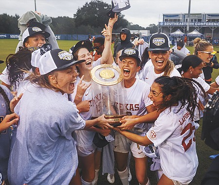 La mediocampista estadounidense Lexi Missimo encontró a Carly Montgomery en un tiro de esquina para anotar el gol de la victoria al final de la segunda mitad para impulsar a Texas a una victoria por 1-0 sobre  los Gamecocks de  Carolina del Sur.