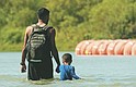 El gobernador de Texas, Greg Abbott, arremetió de nuevo contra los inmigrantes y ordenó instalar más boyas en el río Bravo, en el área entre Piedras Negras y Eagle Pass.