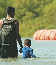 El gobernador de Texas, Greg Abbott, arremetió de nuevo contra los inmigrantes y ordenó instalar más boyas en el río Bravo, en el área entre Piedras Negras y Eagle Pass.