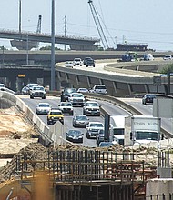 El Departamento de Transporte de Texas (TxDOT) anunció que desde ahora hasta principios de 2025, la circunvalación de la I-35 en dirección norte en Martin Luther King Jr. Boulevard estará cerrada.