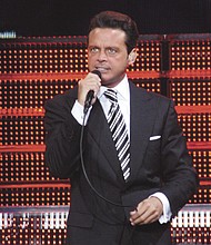 Luis Miguel ha consolidado su lugar entre los grandes de la música internacional al ocupar el cuarto lugar en el listado de las giras mundiales más exitosas de 2024, según el reporte anual de Pollstar Year End.