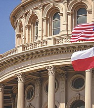 Con el inicio de un nuevo año, los residentes de Austin y de todo Texas se enfrentan a cambios importantes en la legislación estatal. Desde impuestos a la propiedad hasta inspecciones de vehículos y privacidad de datos, estas reformas prometen tener un impacto directo en la vida cotidiana. Estas nuevas leyes en Texas fueron aprobadas por la 88ª Legislatura en 2023 y entraron en vigor el 1 de enero de 2025.