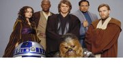 Estelarizado por Ewan McGregor, Liam Neeson, Natalie Portman y dirigido por George Lucas