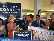 La candidata a la gobernación de Massachusetts por el partido demócrata habló frente a una audiencia de activistas latinos en la pastelería Tito's Bakery, Chelsea