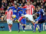 El colombiano Radamel Falcao García marca el gol del empate ante el Stoke City en el primer tiempo del partido con una volea.
