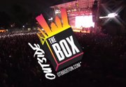 El Festival Outside The Box comienza el próximo martes 14 de julio con seis días de espectáculos gratuitos para todas las familias de Boston. Este festival gratuito comenzó el año pasado gracias a la visión del filántropo Ted Cutler. El Sr. Cutler ha estado involucrado en las artes durante toda su vida y es una leyenda entre los amantes de las artes escénicas en Boston por su apoyo a todos los promotores de las artes a nivel local. Tuvimos la oportunidad de visitar a Ted Cutler en su casa y conversar con él y Georgia Lyman, directora artística de Outside the Box.