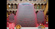 La estructura de 60 pies de alto, diseñada por Studio Gang, está counstruida de más de 2,700 tubos de papel con un exterior color plata que refleja la luz y un interior magenta.